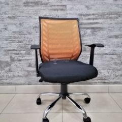 Кресло Barneo K-138 для персонала (черная ткань оранжевая сетка) в Челябинске - chelyabinsk.mebel24.online | фото